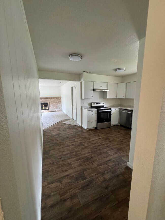 Building Photo - FOR RENT