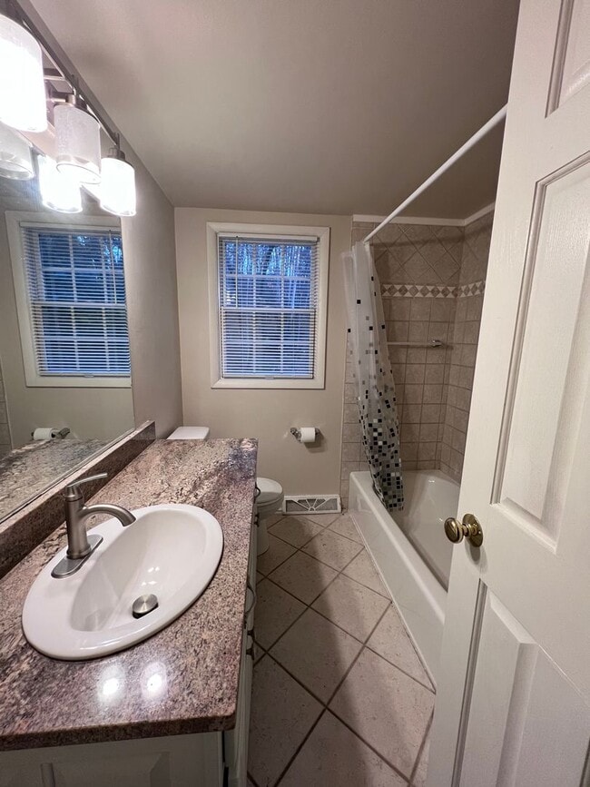 Building Photo - 4 bedroom home in Lowell Schools!