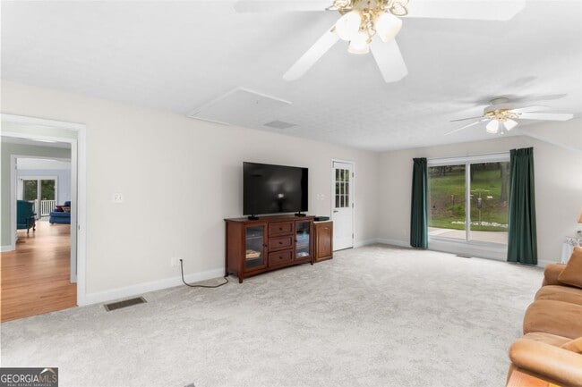 Building Photo - 1060 Old Rock Rd