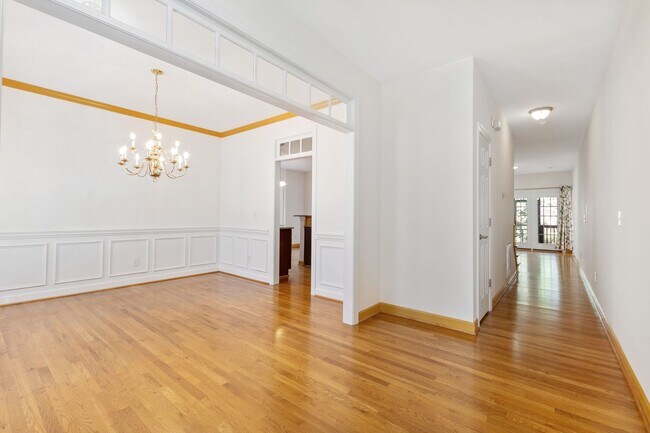 Building Photo - Exceptional 5-Bedroom Residence in the Hea...