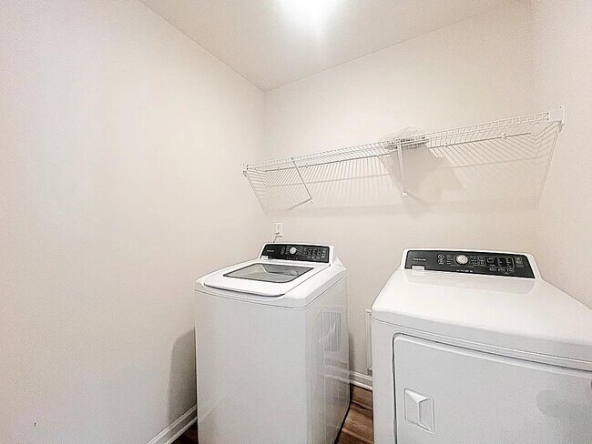 Building Photo - 922 Powder Crk Dr