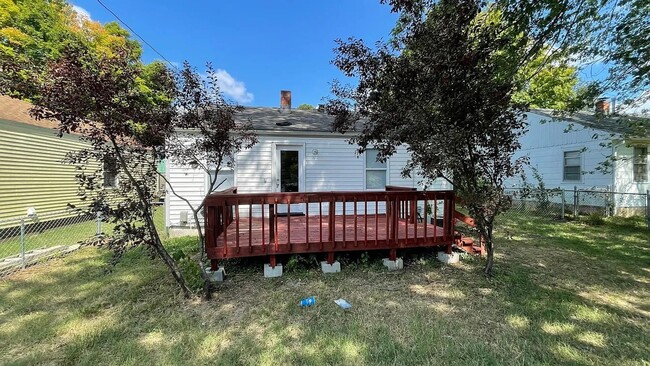 Building Photo - Updated 2 bed/1 bath home!