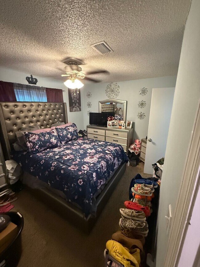 Building Photo - Upgraded 2BR/1.5BA Townhouse Apartment Con...