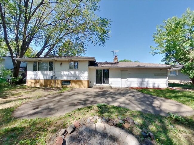 Building Photo - 1397 Pinewood Dr