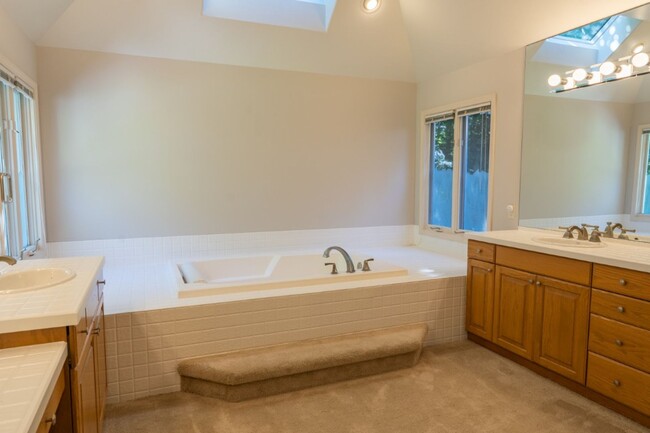 Building Photo - 4bd/3.75ba Woodinville Home