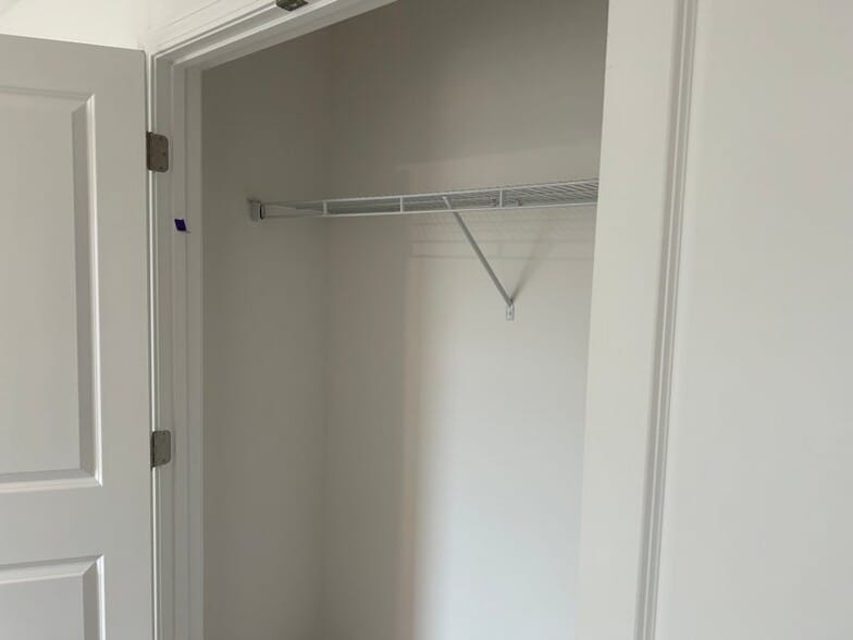 Building Photo - 1112 Holland Dr