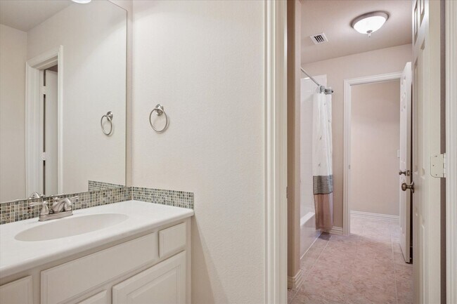 Building Photo - Stunning home in Panther Creek