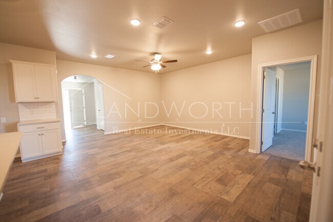Building Photo - Beautiful Townhome in Great Neighborhood