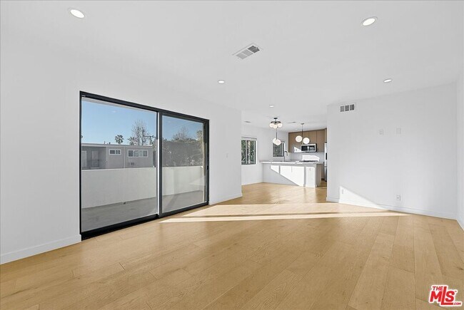 Primary Photo - 1210 Larrabee St