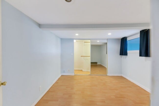 Building Photo - Great duplex 1st floor 1 bd great view!