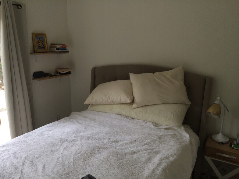 Main bedroom - All photos used with permission - 3829 Glenfeliz Boulevard