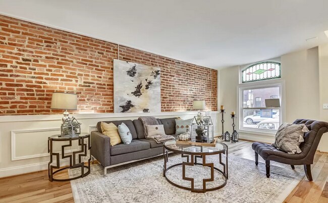 Living Area - 504 S Kenwood Ave