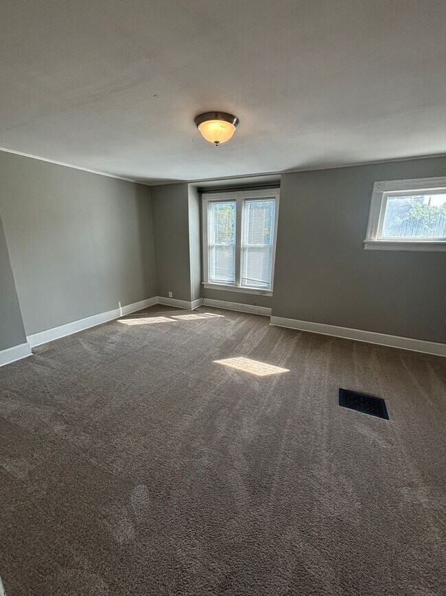 Building Photo - 916 E Lyon St