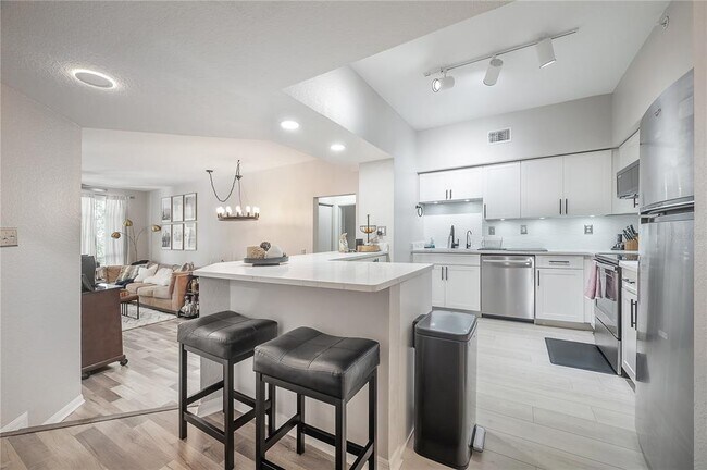 Building Photo - 410 S Armenia Ave