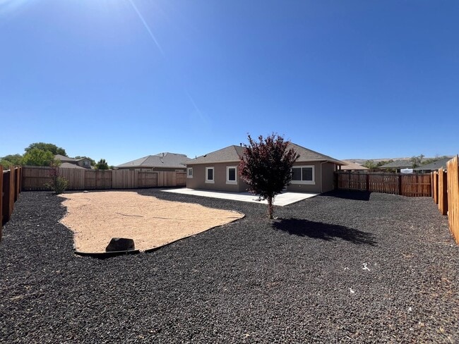 Building Photo - Silverland Estates 3 Bedroom 2 Bathroom Ho...