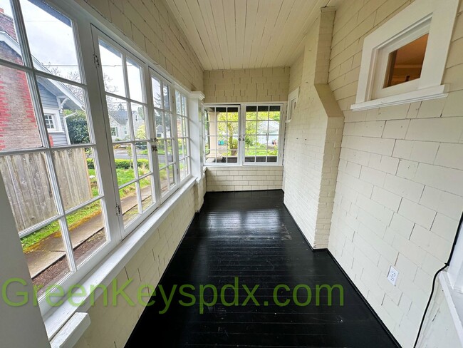 Building Photo - 3-bedroom, 2.5-bathroom Craftsman house in...