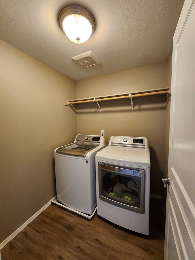 Building Photo - Move-In Special: $700 off Move-in Costs, G...