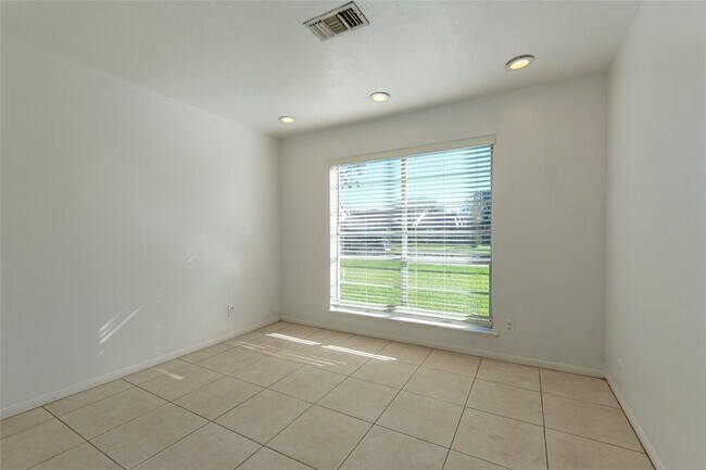 Building Photo - 2720 Blueberry Ln