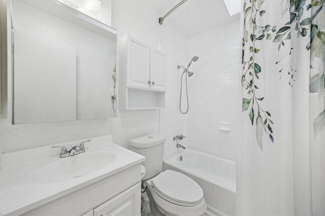 Building Photo - 213 Lessin Ln