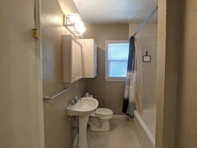 Building Photo - 1428 Axtell St