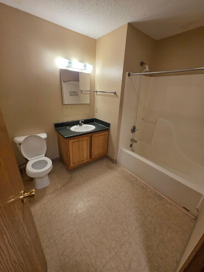 Building Photo - *WINTER MOVE-IN SPECIAL* 3 Bedroom | 2 Bathroom 2nd Floor Unit in Oelwein Available in RIGHT NOW!