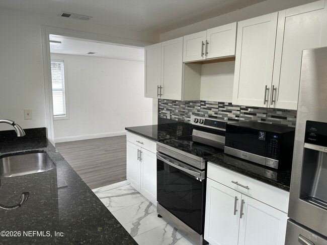 Building Photo - 8543 Fort Caroline Rd