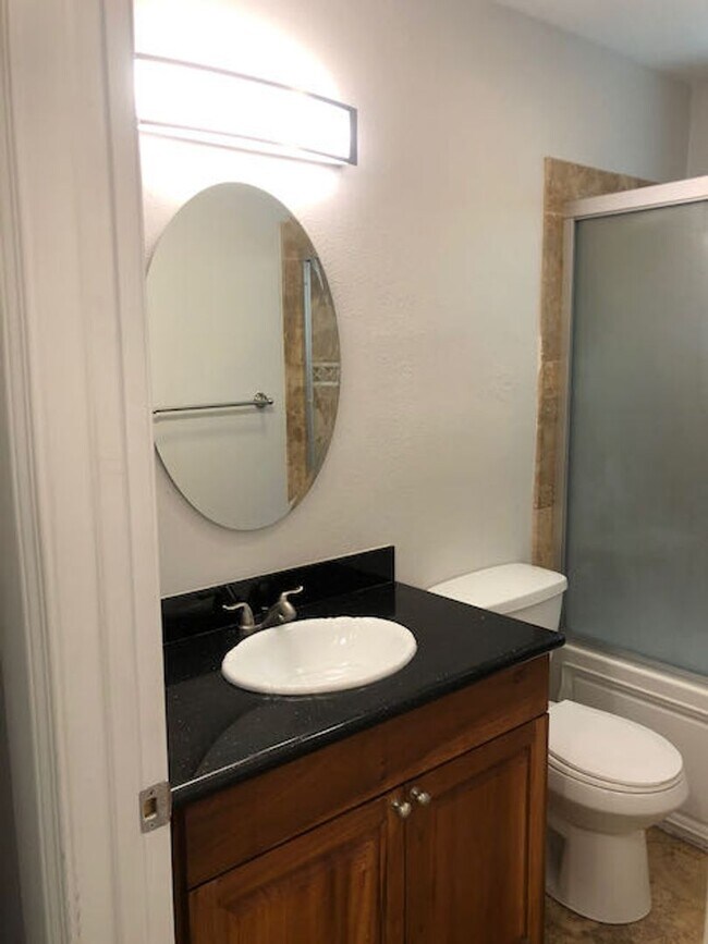 Building Photo - 1bed 1bath Apartment