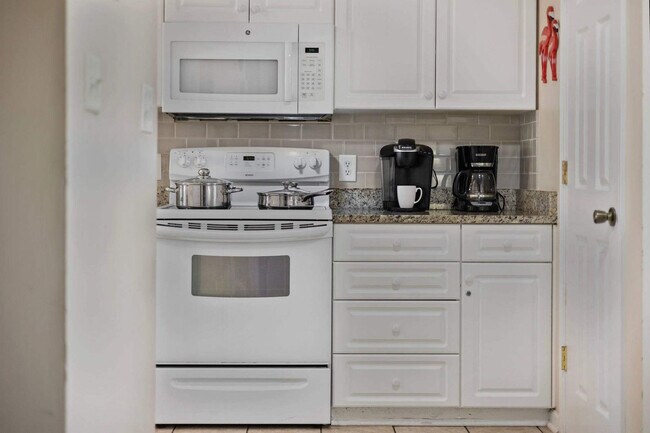 Building Photo - 113A S Yaupon Dr