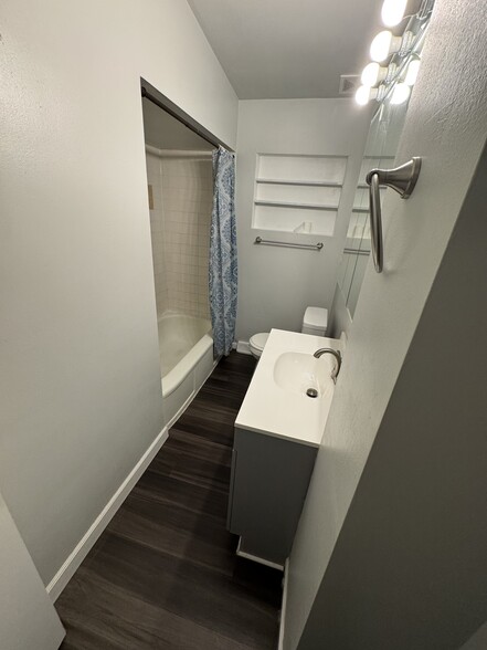 main bathroom - 2605 Cedar St