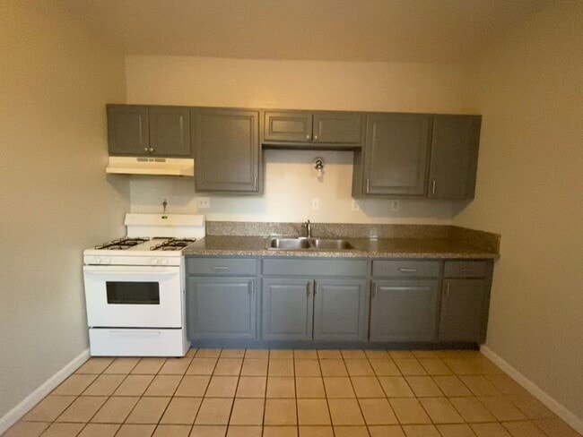 Building Photo - Beautifully updated and Spacious!  2 Bed House in Madisonville with walk through!!