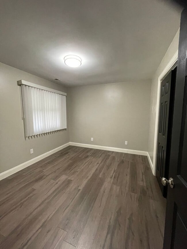 Building Photo - Newly Renovated Home