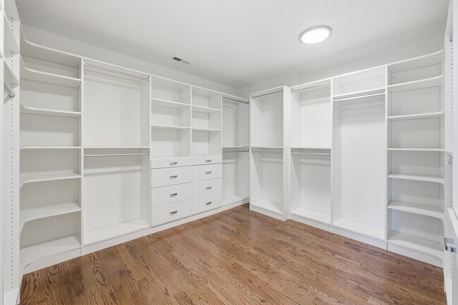 Building Photo - 4530 E Fairfax Ave