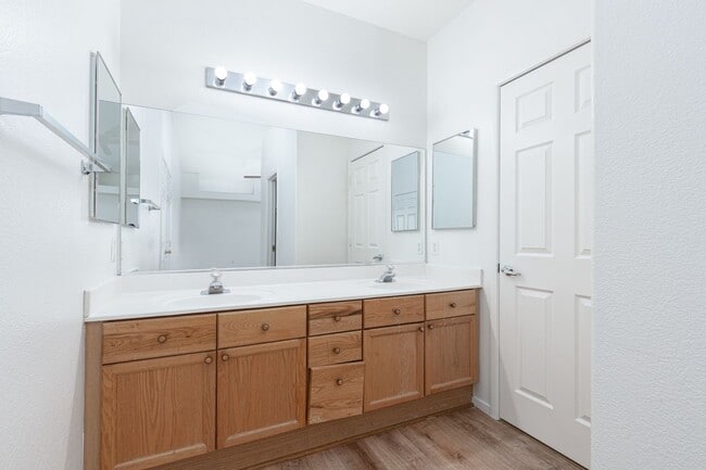 Building Photo - Enormous second story unit in upscale gated Summerlin community