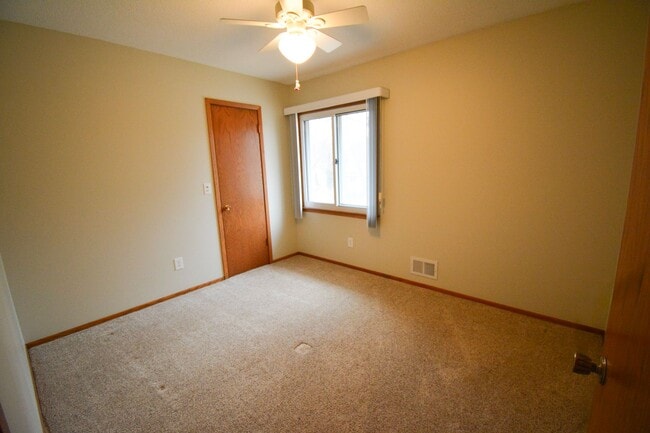 Building Photo - Absolutely pristine, unique multi-level floor plan