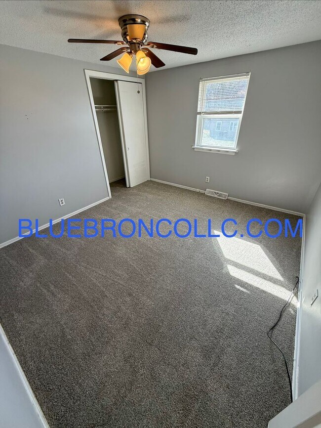 Building Photo - 4100-4102 NE 43rd Terrace