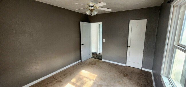 Building Photo - 122 Ginkgo St S