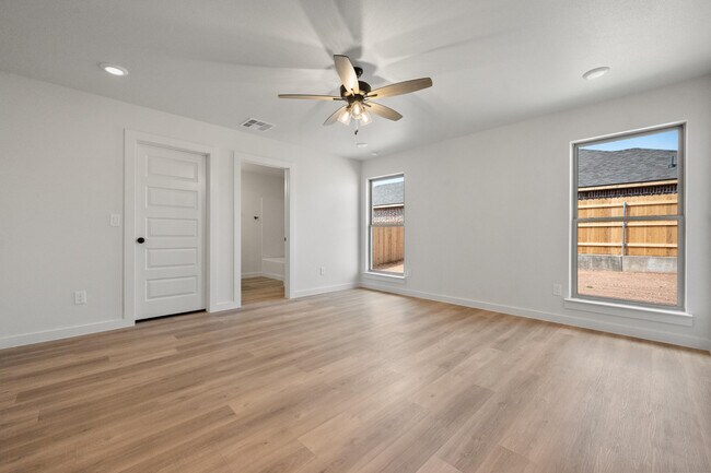 Building Photo - 2025 Cottonwood Ave