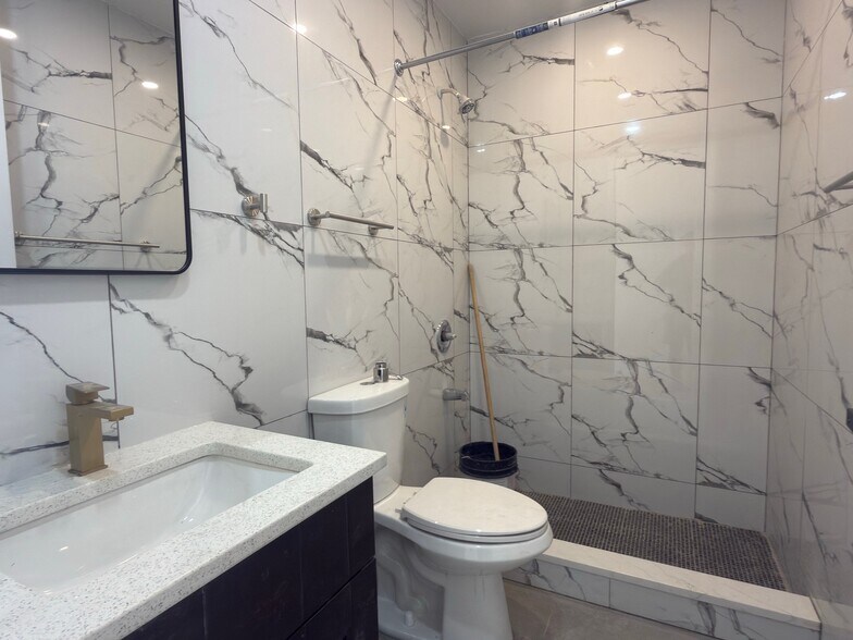 Building Photo - 5722 Myrtle Ave