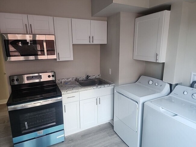 Building Photo - Newly Renovated 3 Bedroom Section 8 are We...