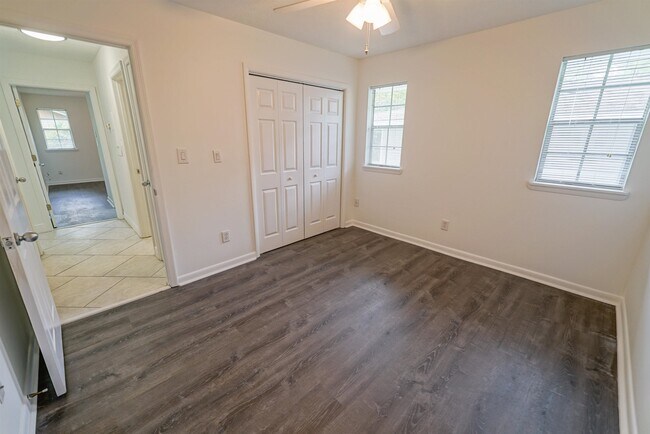 Building Photo - 251 S Villas Ct