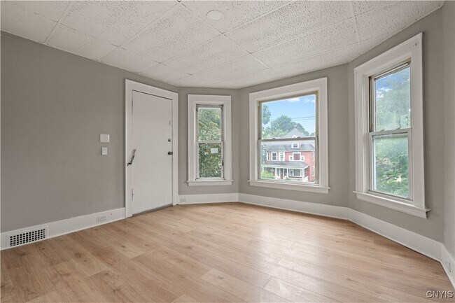 Building Photo - 712 Oak St