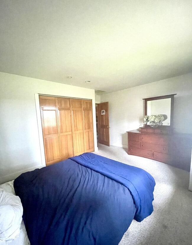 Building Photo - Roomy 3 Bed, 2 Bath