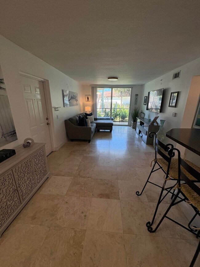 Building Photo - 1205 Villa Cir