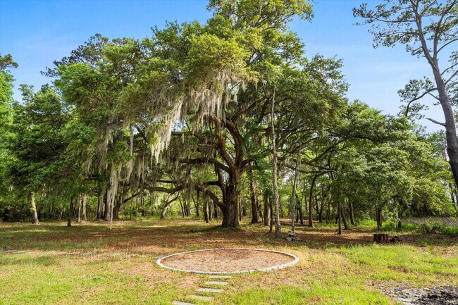 Building Photo - "Spacious 4-Bed Oasis with Guest Suite on Johns Island - Your Dream Home Awaits!"