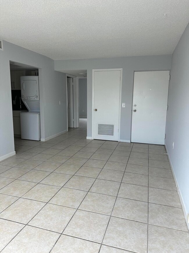 Building Photo - 837 Hickory St