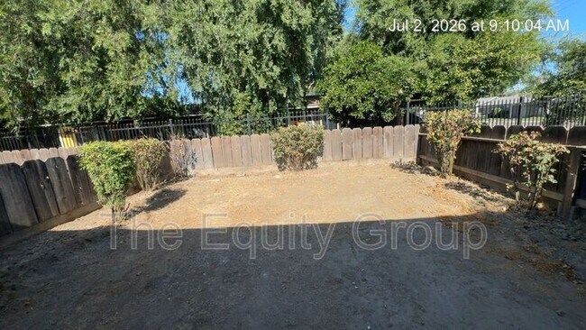 Building Photo - 529 E Kaweah Ave