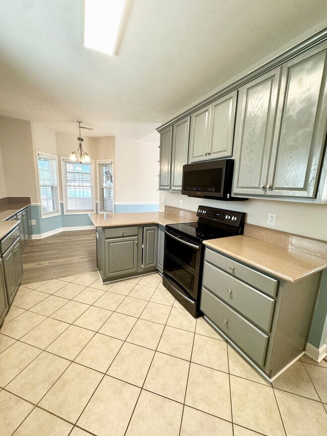 Building Photo - SPACIOUS WATERFRONT 3 bed/3.5 bath with loft/flex space