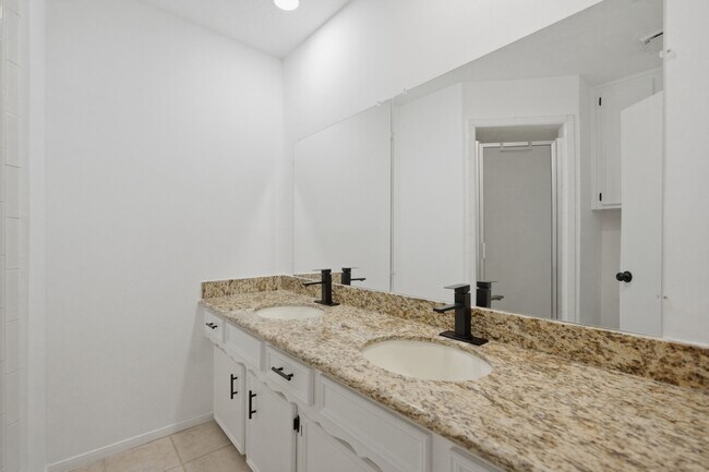 Building Photo - 66 T Huxley Ln