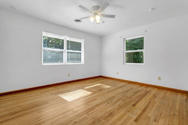 Building Photo - 123 Columbia Dr
