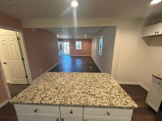 Building Photo - Charming 3 bedroom home located in the heart of Hampstead!